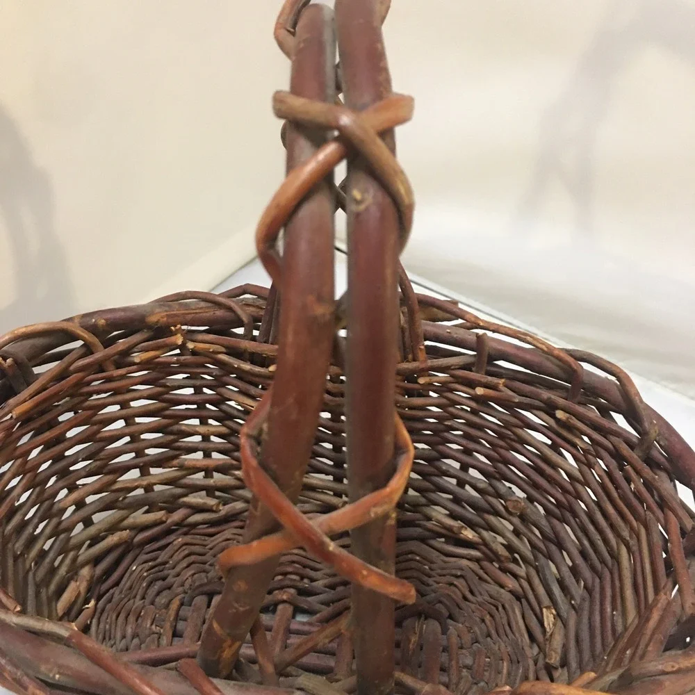 Unbranded handcrafted grapevine